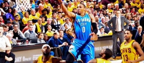 Russell Westbrook glides by LeBron James - Erik Drost via Wikmedia Commons