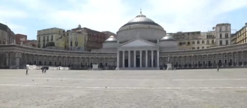 Napoli, piazza Plebiscito: il luogo più rappresentativo della città partenopea