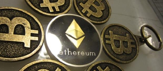 Bitcoin keychains (credits: flickr https://www.flickr.com/photos/btckeychain/30770561533) Bitcoin keychains (credits: flickr https://www.flickr.com/photos/btckeychain/30770561533)
