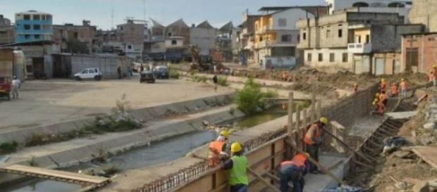 Ecuador construye muro de 4 metros de alto en frontera con Perú Ecuador construye muro de 4 metros de alto en frontera con Perú