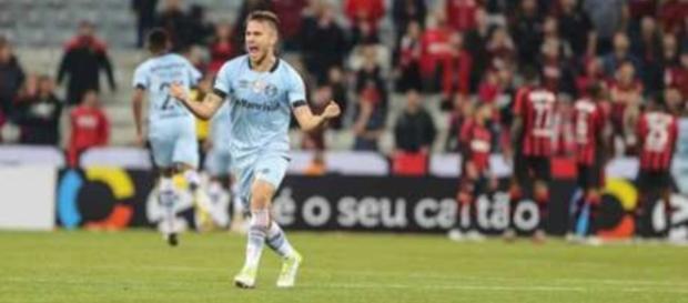 Grêmio vence o Atlético-PR por 3 a 2 e vai para a semifinal da Copa do Brasil Grêmio vence o Atlético-PR por 3 a 2 e vai para a semifinal da Copa do Brasil