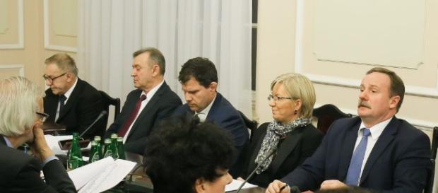Jeszcze raz powtarzam - z nożami w ręku biegają tylko przypadkowi wariaci (fot. wykop.pl) Jeszcze raz powtarzam - z nożami w ręku biegają tylko przypadkowi wariaci (fot. wykop.pl)