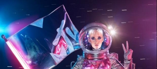 Katy Perry como "Moonwoman"- vía MTV Katy Perry como "Moonwoman"- vía MTV