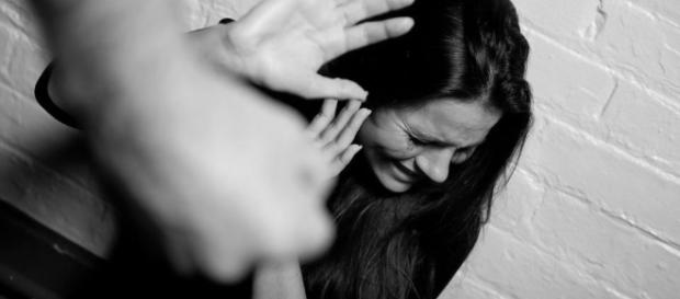 Mulher sendo agredida por um homem covarde Mulher sendo agredida por um homem covarde