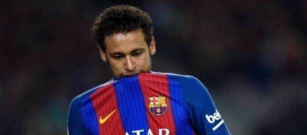 Neymar abandona el entrenamiento del Barcelona F.C. Neymar abandona el entrenamiento del Barcelona F.C.