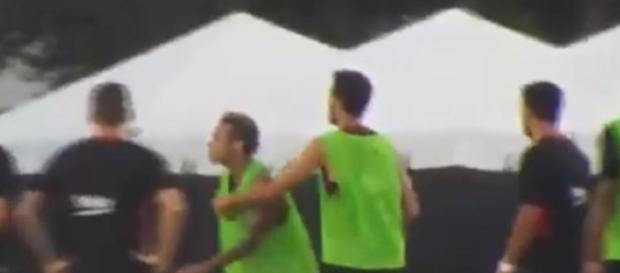 Neymar é segurado pelos companheiros durante discussão no treino do Barça. ( Foto: Reprodução) Neymar é segurado pelos companheiros durante discussão no treino do Barça. ( Foto: Reprodução)
