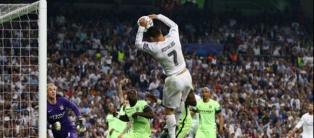 Ronaldo marquant de la main face à Manchester City le 4 Mai 2016 - BPI/Shutterstock/SIPA Ronaldo marquant de la main face à Manchester City le 4 Mai 2016 - BPI/Shutterstock/SIPA