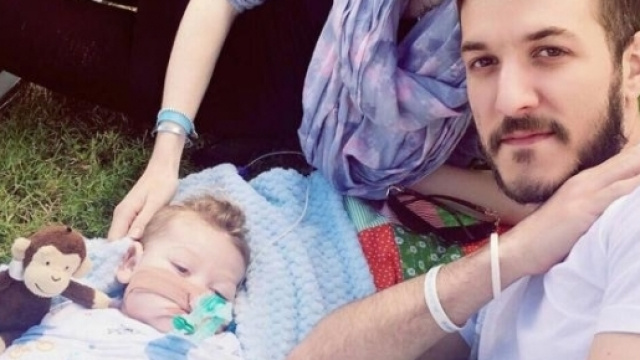 Charlie Gard con i genitori poche ore prima di morire