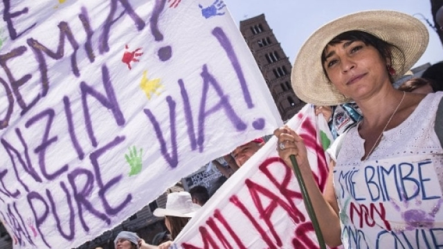Oggi tre deputati del Pd sono stati aggrediti da manifestanti No-Vax dopo la conversione in legge del decreto Lorenzin sull'obbligo vaccinale