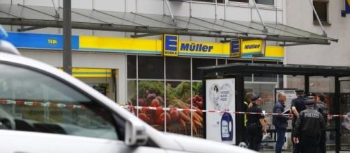 Amburgo, un uomo accoltella sette persone in un supermarket - ilfattoquotidiano.it