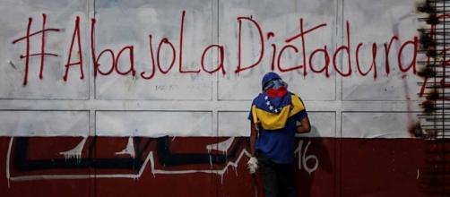 Opositor venezolano en un acto de activismo.