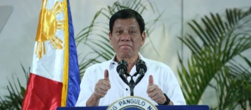 https://upload.wikimedia.org/wikipedia/commons/4/4e/President_Rodrigo_Duterte_gives_a_thumbs_up_during_a_press_conference_in_Davao_City.jpg