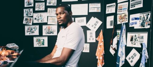 Kevin Durant entered the Guinness Book of World Records for hosting the world’s largest basketball workshop. [Image via Facebook/Kevin Durant]