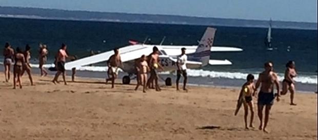 Avioneta aterrou em pleno areal da Costa da Caparica. Avioneta aterrou em pleno areal da Costa da Caparica.