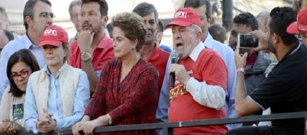 Dilma Rousseff subiu ao palanque do PT, acompanhada de Gleisi Hoffmann e do ex-presidente Lula Dilma Rousseff subiu ao palanque do PT, acompanhada de Gleisi Hoffmann e do ex-presidente Lula