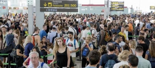 Siguen las horas de espera en el Prat. Barcelona (foto: El Periódico) Siguen las horas de espera en el Prat. Barcelona (foto: El Periódico)