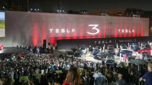 La grandiosa presentazione con annessa consegna: Foto: http://www.omniauto.it/magazine/47279/tesla-model-3-prime-consegne