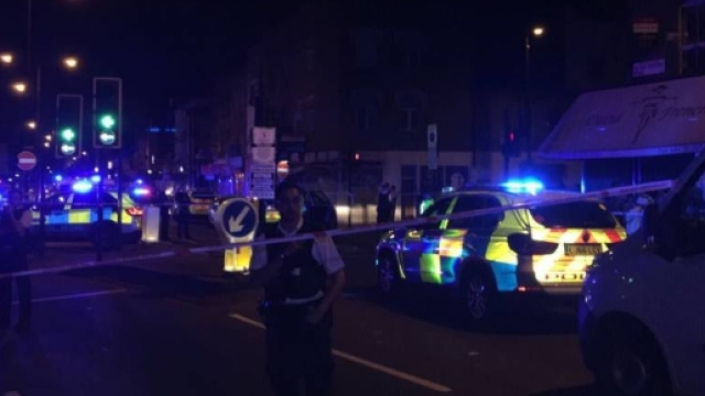 Londra, un van contro i fedeli: un morto e otto feriti - IlGiornale.it - ilgiornale.it