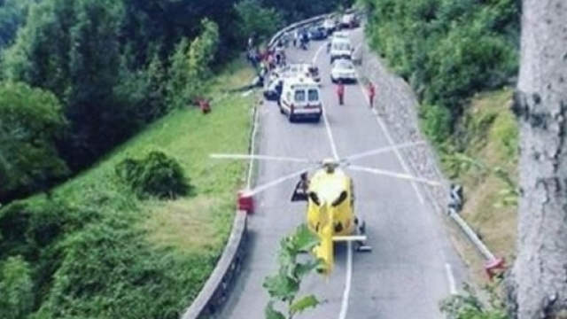 Tragedia a un rally nel Bresciano, auto esce fuori di strada e ... - lastampa.it