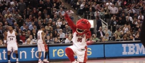 Toronto Raptors' mascot dancing (Wikimedia Commons - wikimedia.org)