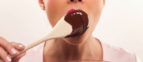 Una donna mangia del cioccolato