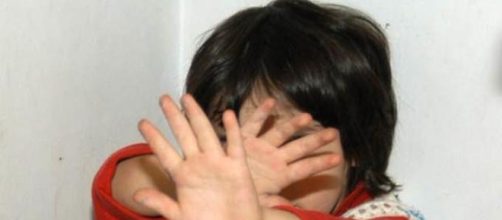 Una mamma è finita in carcere: ha picchiato la figlia di 17 mesi, dopo aver già mandato in ospedale la più grande, di due anni e mezzo.