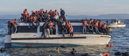 Uno sbarco di immigrati in un porto italiano