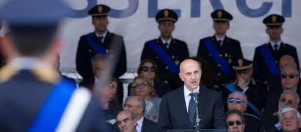 CHI SARÀ IL SUCCESSORE DEL CAPO DELLA POLIZIA, UN POLIZIOTTO O UN ... - infodifesa.it CHI SARÀ IL SUCCESSORE DEL CAPO DELLA POLIZIA, UN POLIZIOTTO O UN ... - infodifesa.it