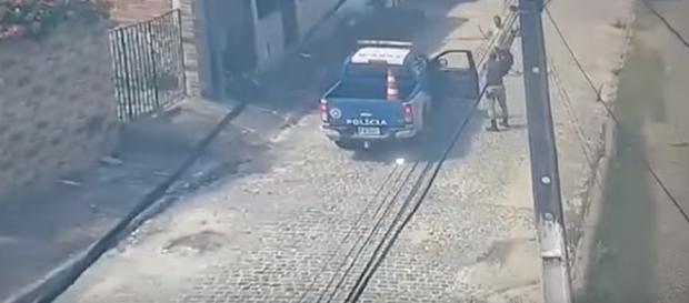 Homem avança, com facão visível em sua mão direita, contra policial Homem avança, com facão visível em sua mão direita, contra policial
