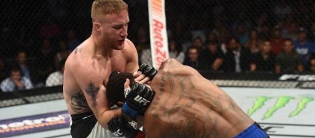 Las rodillas en el clinch de Gaethje fueron la clave para noquear a Johnson. Trome.com. Las rodillas en el clinch de Gaethje fueron la clave para noquear a Johnson. Trome.com.