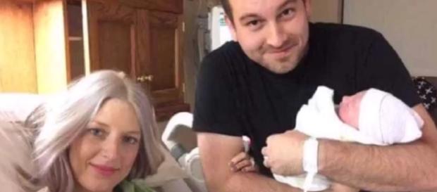 Megan Johnson poses for a photo with her husband and daughter hours before she died - YouTube/mini cash Megan Johnson poses for a photo with her husband and daughter hours before she died - YouTube/mini cash