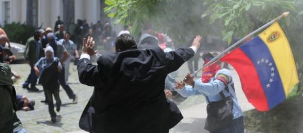 Momentos en el cual fue asaltada la Asamblea Nacional Venezolana Momentos en el cual fue asaltada la Asamblea Nacional Venezolana
