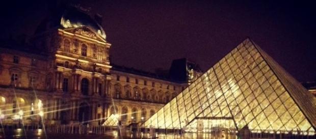 Museo de Louvre a la media noche. Foto por Mitzi Vera Museo de Louvre a la media noche. Foto por Mitzi Vera
