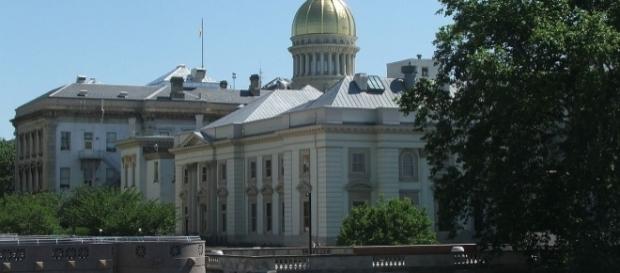 New Jersey State House. / By Marion Touvel - http://en.wikipedia.org/wiki/Image:New_Jersey_State_House.jpg, Public Domain New Jersey State House. / By Marion Touvel - http://en.wikipedia.org/wiki/Image:New_Jersey_State_House.jpg, Public Domain