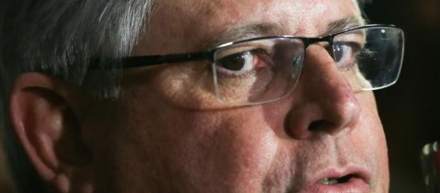 Preocupado, Janot se mostra atento com tudo a sua volta Preocupado, Janot se mostra atento com tudo a sua volta