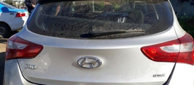 Uma das vítimas foi encontrada dentro deste carro; o caso está sendo investigado - foto: Divulgação/PM Uma das vítimas foi encontrada dentro deste carro; o caso está sendo investigado - foto: Divulgação/PM
