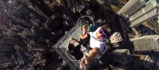 Un chico se hace un selfie en lo alto de un rascacielos Un chico se hace un selfie en lo alto de un rascacielos