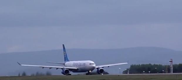 Unexpected engine fire happened on the passenger jet of SkyWest at Denver International Airport. Image via Youtube/EddieAviationHD Unexpected engine fire happened on the passenger jet of SkyWest at Denver International Airport. Image via Youtube/EddieAviationHD
