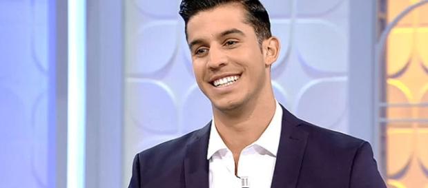 Yera encamina su trono en MYHYV. Yera encamina su trono en MYHYV.