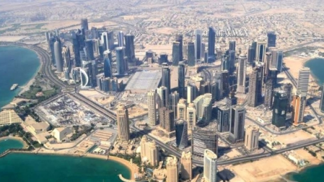 Le Qatar, un pays menacé par ses voisins (Arabie Saoudite et etc.) plus puissants et plus militairement aguerris.