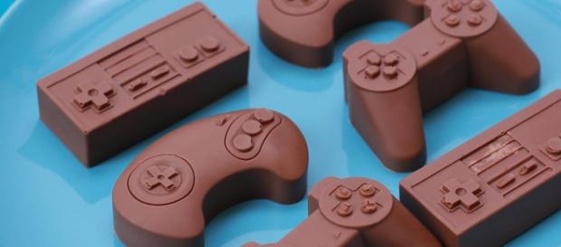 Chocolate gaming controllers (Image Source: YouTube/Rosanna Pansino) Chocolate gaming controllers (Image Source: YouTube/Rosanna Pansino)