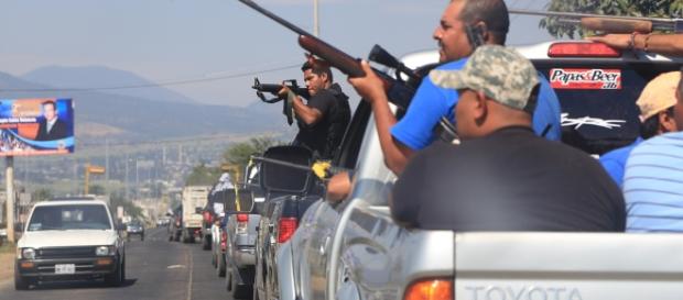 En esta Imagen obtenida de la revista proceso un grupo de autodefensas hace frente a grupos de paramilitares (narcos) en su comunidad En esta Imagen obtenida de la revista proceso un grupo de autodefensas hace frente a grupos de paramilitares (narcos) en su comunidad