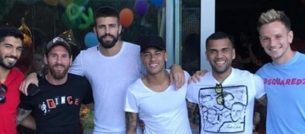Neymar s'affiche avec ses ex-collègues du FC Barcelone Neymar s'affiche avec ses ex-collègues du FC Barcelone