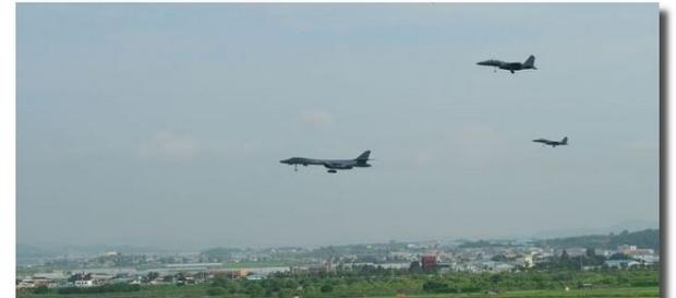 Spectacol de forță al bombardierelor B1-B ca răspuns la testul cu rachetă trimis de Coreea de Nord către Japonia - (Foto: US DOD/PACAF) Spectacol de forță al bombardierelor B1-B ca răspuns la testul cu rachetă trimis de Coreea de Nord către Japonia - (Foto: US DOD/PACAF)