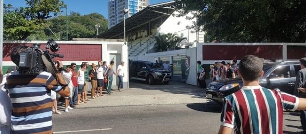 Torcdore compareceram em bom número às Laranjeiras para demonstrar carinho a Abel Braga neste domingo (Foto: Hector Werlang/Globoesporte) Torcdore compareceram em bom número às Laranjeiras para demonstrar carinho a Abel Braga neste domingo (Foto: Hector Werlang/Globoesporte)
