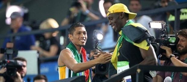 Wayde van Niekerk reçoit les félicitations d'Usain Bolt (via Getty Image / buzzsouthafrica.com) Wayde van Niekerk reçoit les félicitations d'Usain Bolt (via Getty Image / buzzsouthafrica.com)