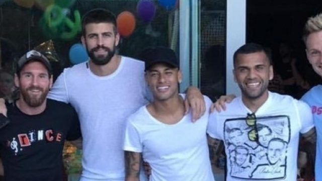 Neymar s'affiche avec ses ex-collègues du FC Barcelone