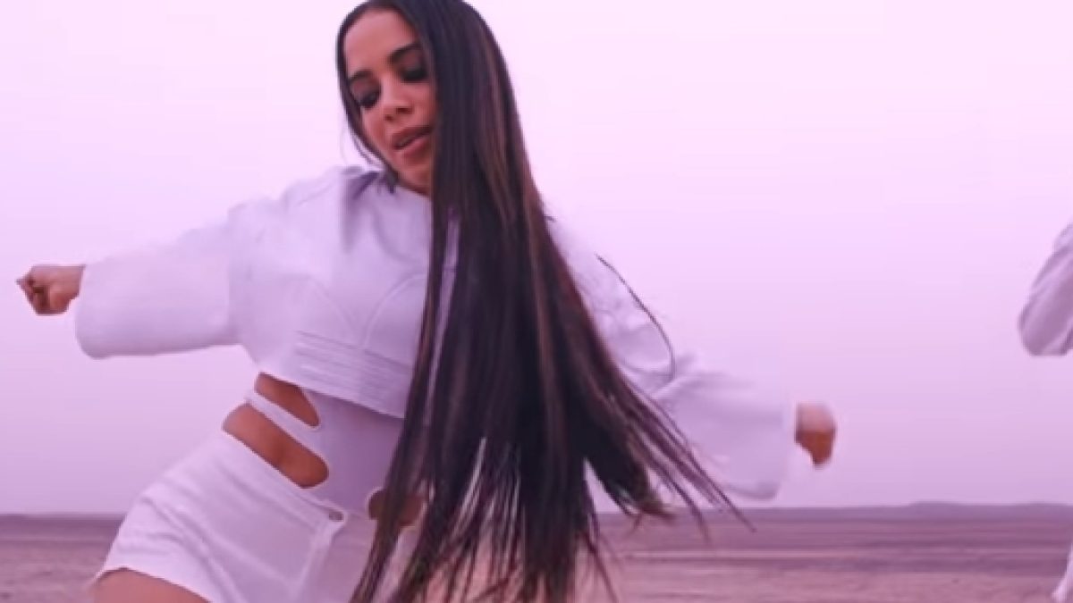 Anitta paga peitinho em seu novo clipe. Confira imagem que incendiou a  internet