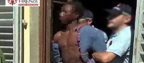 Migrante sottrae la pistola ad un poliziotto e spara, panico a Firenze