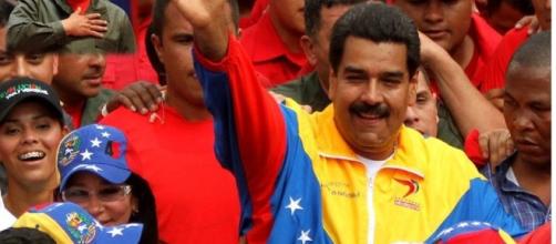 Venezuela : Nicolas Maduro envoie Manuel Valls sur les roses